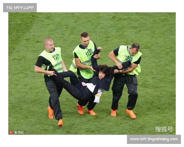 小球迷冲入场内拥抱偶像,保安温情处理获点赞 小球迷冲入场内拥抱偶像,保安温情处理获点赞